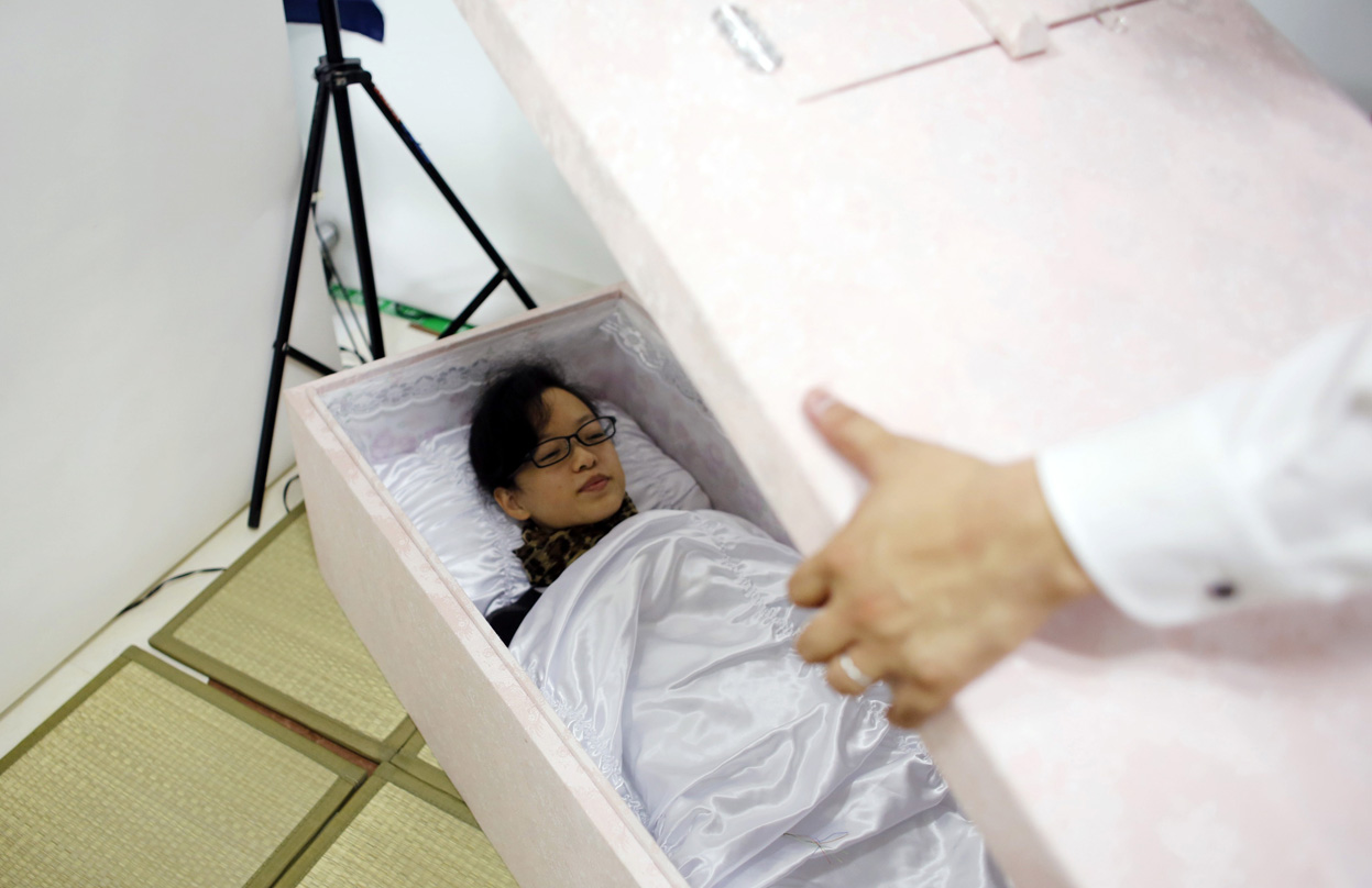 Сколько должна стоять фотография умершего после похорон